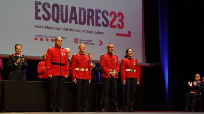 Tres agentes de la Ertzaintza recogen tres medallas de bronce con distintivo azul al mérito policial por su compromiso