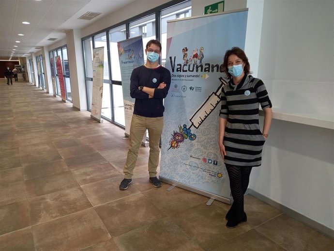 Raquel Carnero y Luis Marcos en la exposición  'Vacunando ¡Dos siglos y sumando!' en el Hospital de Salamanca