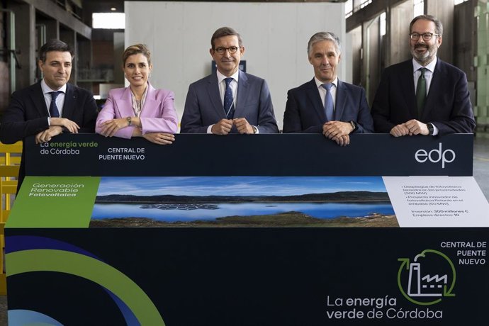 Paradela (centro), junto a responsables de EDP y la Junta, durante su visita a la central de Puente Nuevo.