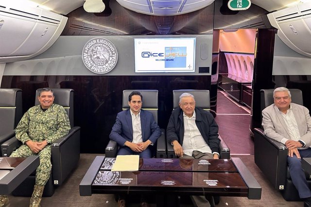 El presidente de México, Andrés Manuel López Obrador, posa junto a otros altos cargos en el avión vendido a Tayikistán