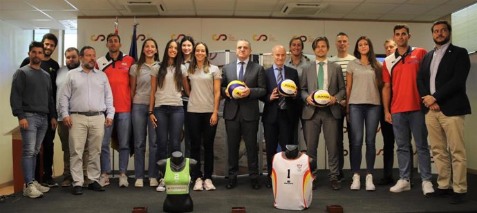 Foto de familia tras la presentación del Circuito Nacional de Vóley Playa 2023
