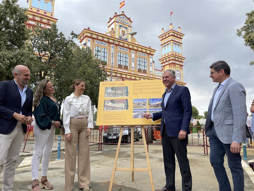 José Luis Sanz junto a la portada de la Feria