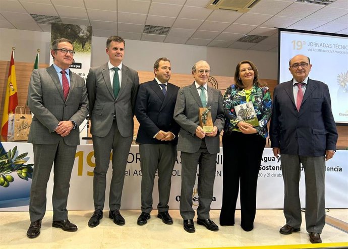 Np Capadr  La Consejera Valora La Unión De Junta Y Sector Para Abrir Mercados Con La I Estrategia Del Olivar