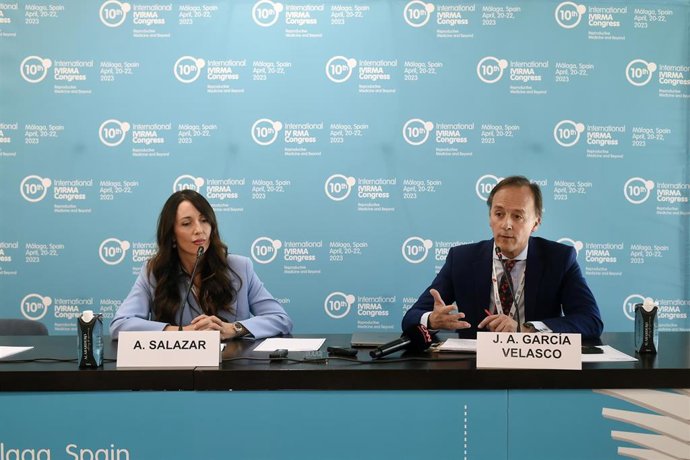 La presidenta del congreso y directora de IVI Málaga; Anabel Salazar (i), y el director científico de IVIRMA Juan Antonio García Velasco (d) en rueda de prensa con motivo del X Congreso Internacional sobre Medicina Reproductiva Ivima.