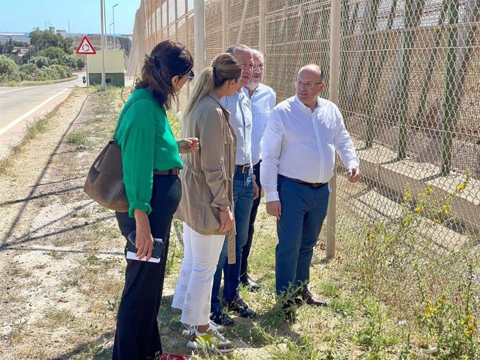 Miguel Tellado visitando este viernes la valla de Melilla acopañado de la senadora Sofía Acedo y otros dirigentes del PP de Melilla