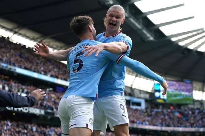 John Stones y Erling Haaland celebran un gol en un partido del Manchester City