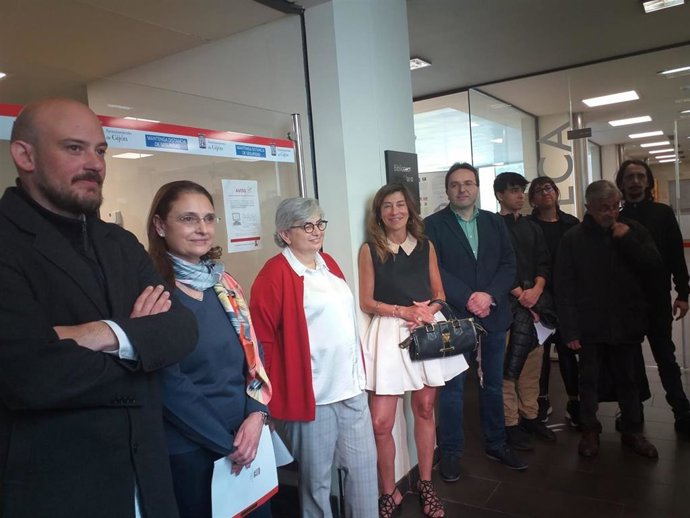 La alcaldesa de Gijón, Ana González, en el descubrimiento de la placa por la que se da a la Biblioteca Pública El Llano  el nombre de Carmen Gómez Ojea