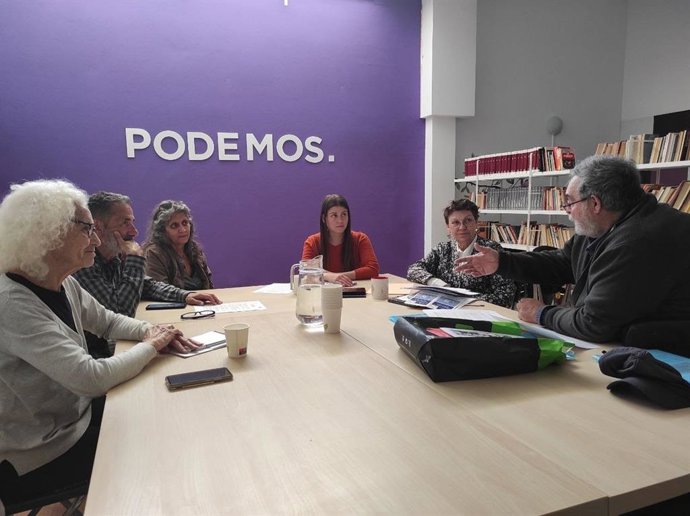 Reunión de las candidatas de Unidas Podemos al Govern, Antnia Jover, y al Consell de Mallorca, Aurora Ribot, con representantes de la Associació per a la Defensa de la Sanitat Pública.