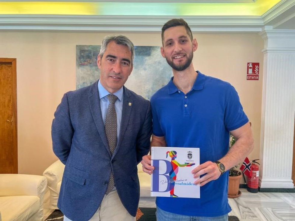 El alcalde de Benalmádena junto al joven de la localidad que ha obetenido un 7,80 en su expediente académico en la convocatoria del MIR.