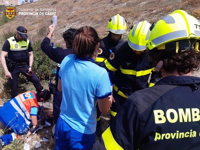 Rescatan a una mujer tras caer al vacío desde una de las murallas de Cádiz