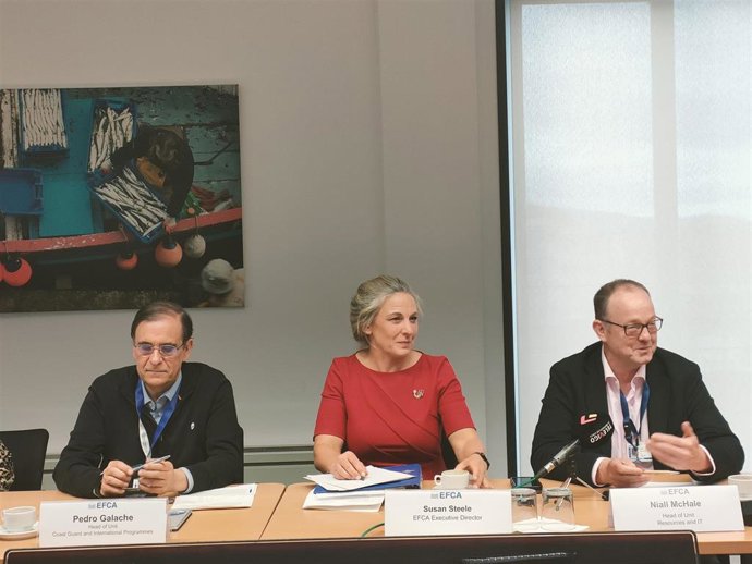 Pedro Galache, jefe de Guardacostas y programas internacionales de la Agencia Europea de Control de la Pesca (EFCA); Susan Steele, directora de la EFCA; y Niall McHale, jefe de la unidad de Recursos y Tecnología de la Información de la EFCA.