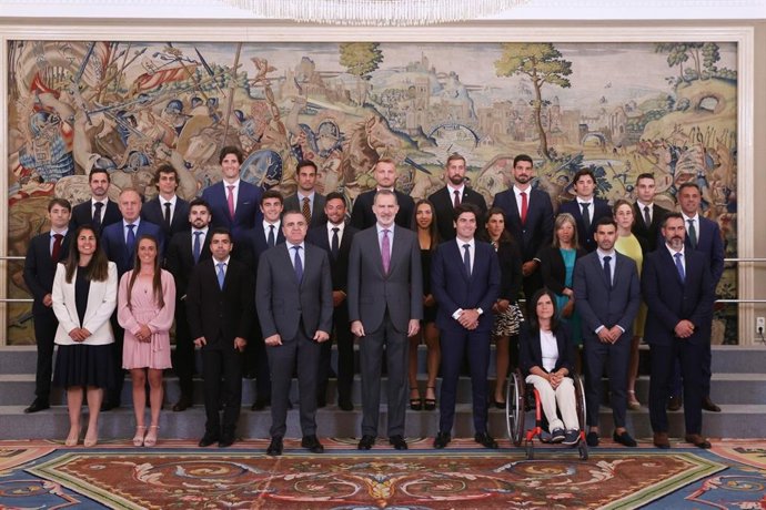 Felipe VI recibe en la Zarzuela a los medallistas españoles de piragüismo