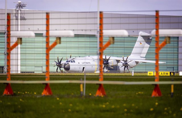 19 April 2023, Lower Saxony, Wunstorf: An Airbus A400Ms of the German Air Force is seen at Wunstorf Air Base in the Hanover region shortly after returning from Sudan. The German government has cancelled a planned evacuation of German citizens from Sudan f