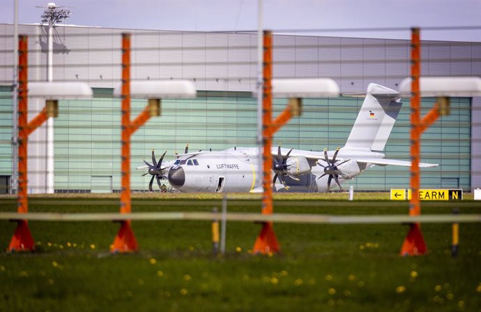 19 April 2023, Lower Saxony, Wunstorf: An Airbus A400Ms of the German Air Force is seen at Wunstorf Air Base in the Hanover region shortly after returning from Sudan. The German government has cancelled a planned evacuation of German citizens from Sudan