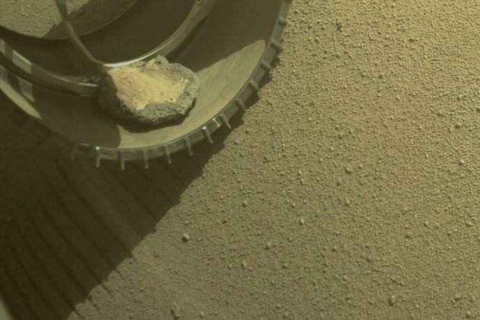 El rover Mars Perseverance de la NASA adquirió esta imagen de una roca dentro de la rueda del rover, junto con el área frente a ella, utilizando su cámara frontal izquierda para evitar riesgos A. Esta imagen se adquirió el 26 de mayo de 2022 (Sol 449).