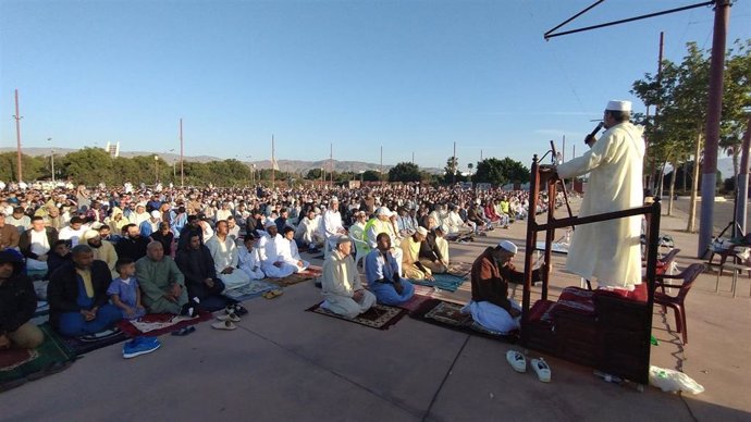 Miles de musulmanes celebran el fin del Ramadán con un rezo multitudinario en Almería