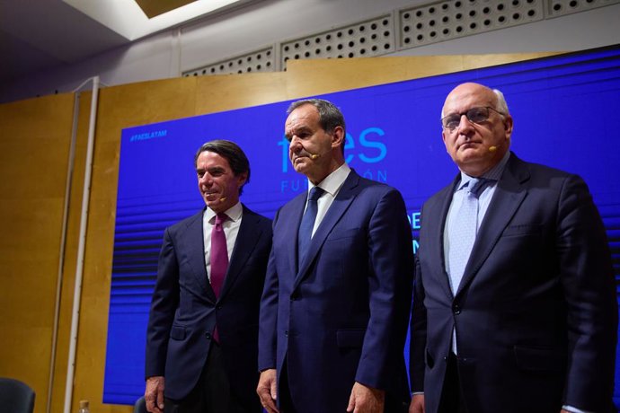 (I-D) El expresidente del Gobierno y presidente de la Fundación FAES, José María Aznar; el secretario general iberoamericano, Andrés Allamand, y el eurodiputado del PP y director de FAES, Javier Zarzalejos, posan a su llegada a la clausura del proyecto 