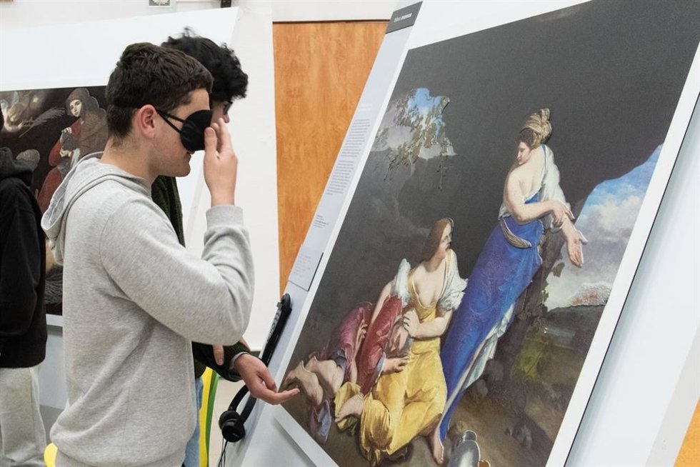 Museo de Bellas Artes de Bilbao presentan en el Instituto Pío Baroja de Irún la exposición 'Arte para Tocar'