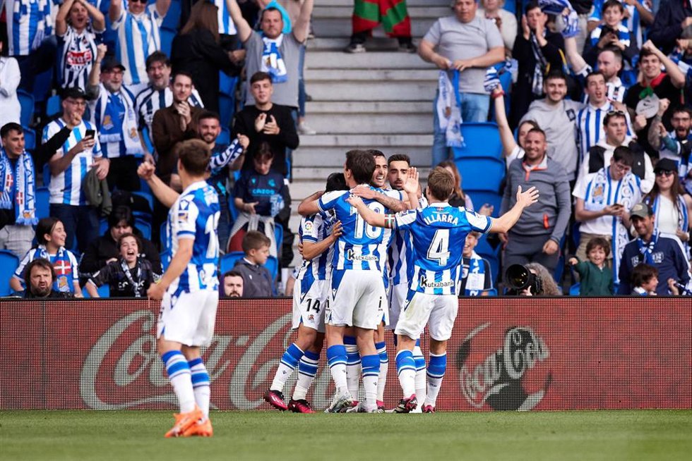 Los jugadores de la Real Sociedad celebran un gol 