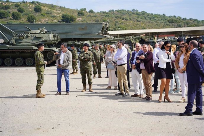 Un momento de la visita de responsables de CECO, Fundecor y la UCO a la base militar de Cerro Muriano.