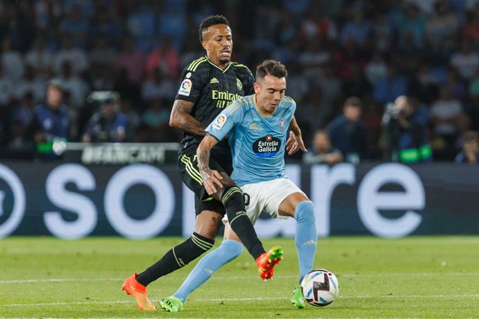 Archivo - 20 August 2022, Spain, Vigo: Real Madrid's Eder Militao and Vigo's Iago Aspas battle for the ball during the Spanish La Liga soccer match between RC Celta de Vigo and Real Madrid CF at Estadio de Balaidos. Photo: Pablo Garcia/DAX via ZUMA Pres