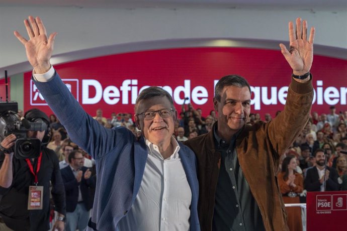 El secretario general del PSOE y presidente del Gobierno, Pedro Sánchez (d), y el presidente de la Generalitat de Valencia, Ximo Puig, saludan durante la clausura de la Conferencia Municipal del PSOE.