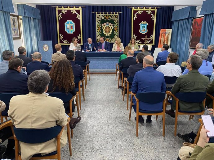 Imagen de la reunión con las hermandades de Semana Santa de Huelva.