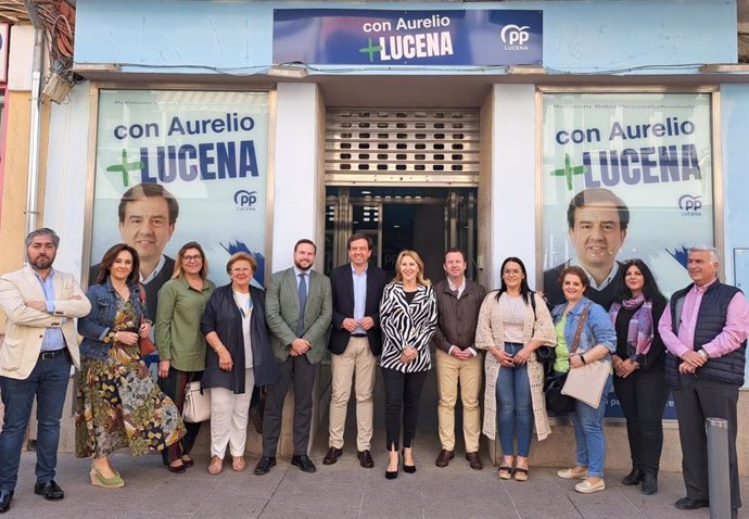 Carolina España (en el centro) en la visita a Lucena con el candidato del PP a la Alcaldía, Aurelio Fernández, y la candidatura.