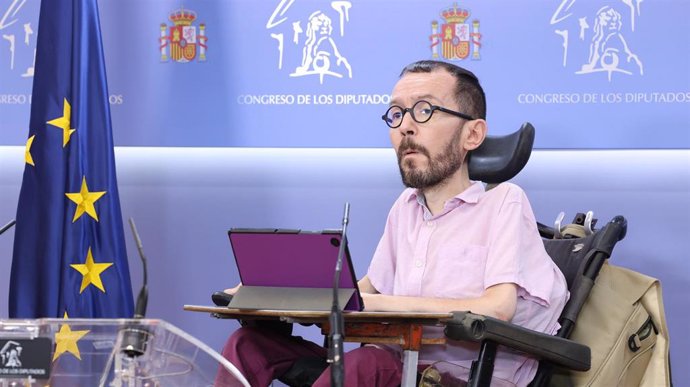 El portavoz de Unidas Podemos en el Congreso, Pablo Echenique, interviene durante una rueda de prensa anterior a la reunión de la Junta de Portavoces, en el Congreso de los Diputados, a 28 de marzo de 2023, en Madrid (España).