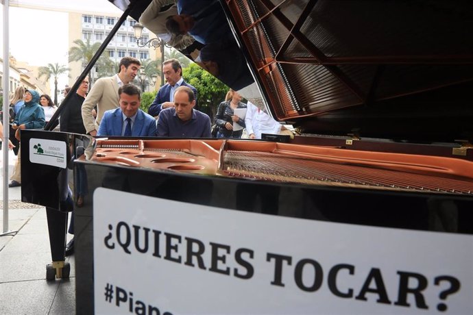 El alcalde de Córdoba, José María Bellido, en la iniciativa 'Córdoba se llena de pianos'.