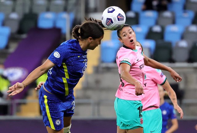 Archivo - 16 May 2021, Sweden, Gothenburg: Chelsea's Sam Kerr (L) attempts a header during the UEFA Women's Champions League final soccer match between Chelsea and Barcelona at Gamla Ullevi stadium. Photo: Adam Ihse/PA Wire/dpa