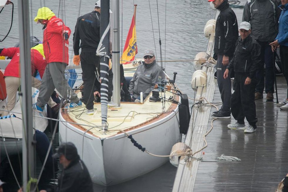 El Rey Juan Carlos a su llegada a puerto tras su embarco en el  'El Bribón' en el Real Náutico de Sanxenxo, a 21 de abril de 2023, en Sanxenxo, Pontevedra