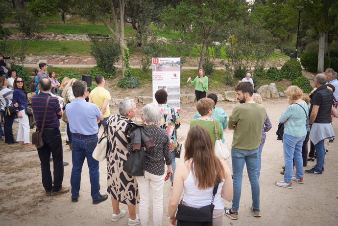 La candidata del PSOE a la Alcaldía de Zaragoza, Lola Ranera, explica el proyecto para convertir el parque Castillo Palomar en un nuevo pulmón verde de la ciudad.
