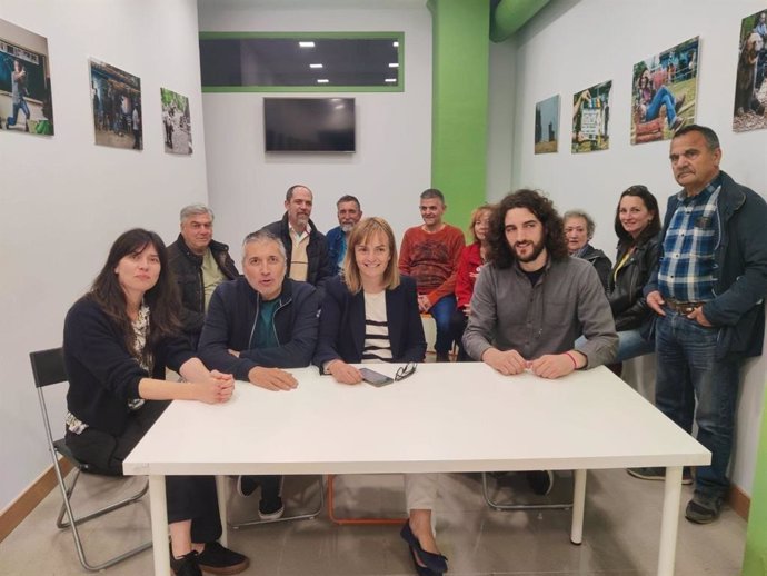 Covadonga Tomé, en el centro, rodeada de otros miembros de la candidatura, en la sede de Podemos en Gijón