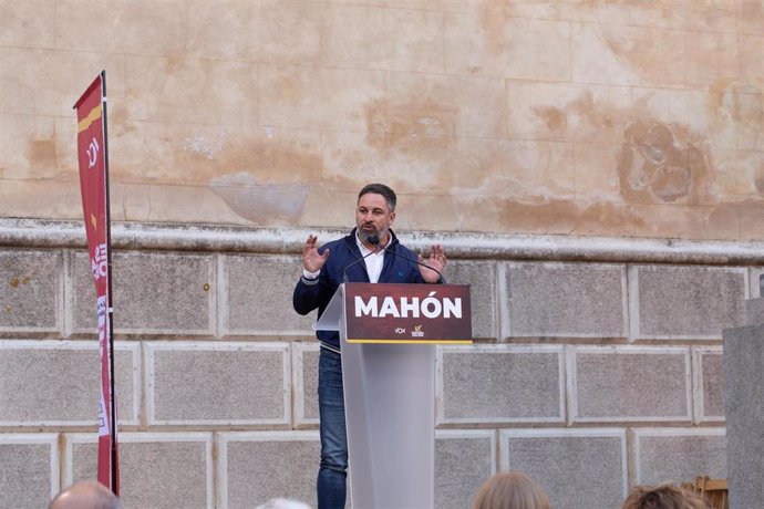 El presidente de Vox, Santiago Abascal, en un acto en la Plaa de la Conquesta de Mahón (Menorca), ante unas 350 personas