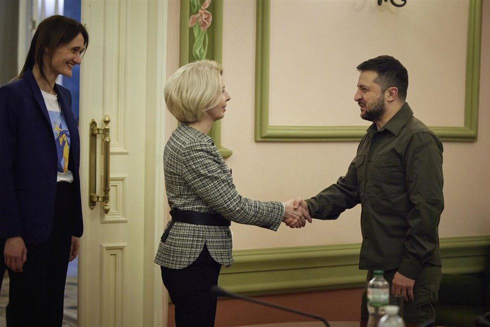 Archivo - La ministra de Defensa de Letonia, Inara Murniece, saluda al presidente ucraniano, Volodimir Zelenski, en su visita a Kiev.