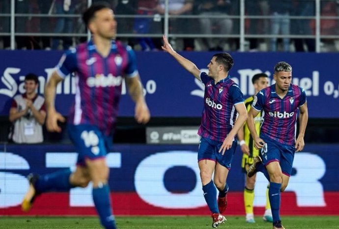 Varios futbolistas de la SD Eibar celebran un gol.