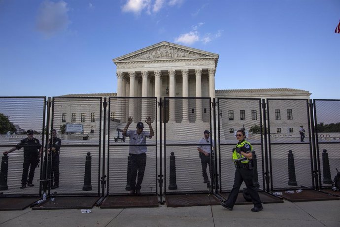Archivo - 25 June 2022, US, Washington: A security fence surrounds the Supreme Court as abortion-rights activists protest after the decision that eliminates the 50-year-old constitutional protection of abortion rights. Photo: Probal Rashid/ZUMA Press Wi