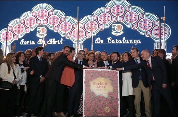 El consejero de Presidencia, Antonio Sanz, segundo por la derecha, en el encendido del alumbrado de la Feria de Abril de Cataluña.