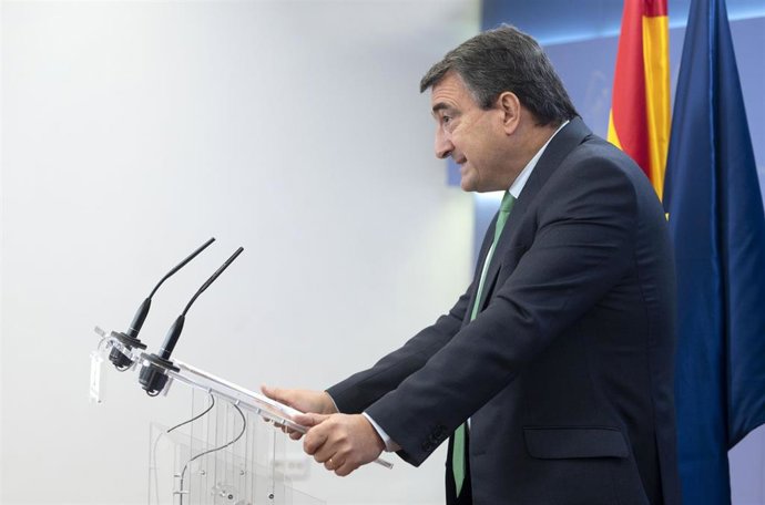 Archivo - El portavoz parlamentario del PNV, Aitor Esteban, durante una rueda de prensa en el Congreso de los Diputados.