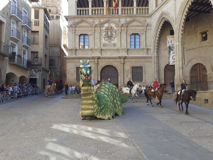 Preparativos del Vencimiento del Dragón por parte de San Jorge, fiesta de Alcañiz declarada de Interés Turístico aragonés