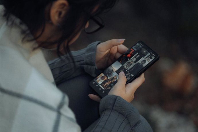 Una usuaria utilizando un teléfono móvil