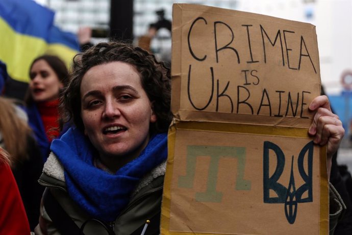 Archivo - February 25, 2023, Brussels, Brussels Capital Region, Belgium: A demonstrator holds a sign reading ''Crimea is Ukraine'' during a protest in occasion of the one-year anniversary of Russia's invasion of Ukraine in Brussels, Belgium, February 25