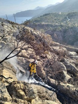 Un efectivo del Ibanat trabaja en la extinción del incendio en la zona de Es Murtera, en Dei (Mallorca)