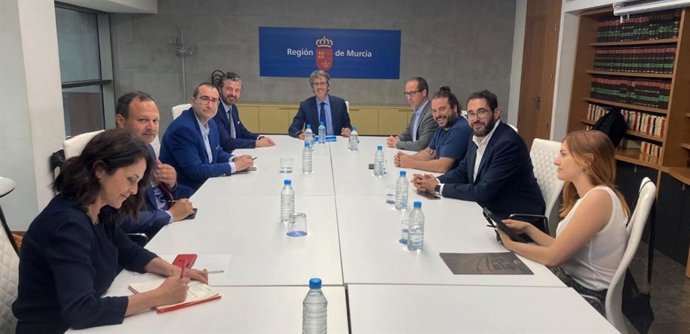 El consejero de Economía, Hacienda, Fondos Europeos y Administración Digital, Luis Alberto Marín, durante el encuentro que mantuvo esta semana con el presidente de Fremm y representantes del sector
