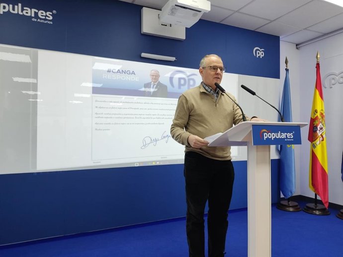 Archivo - El candidato del PP, Diego Canga, en rueda de prensa.