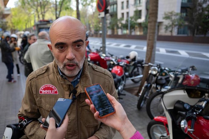 El candidato del PP a la alcaldía de Barcelona, Daniel Sirera, en declaraciones a los periodistas en el barrio de Sarri de Barcelona antes de participar en la ruta en moto organizada por la asociación Círculo Impala Barcelona.