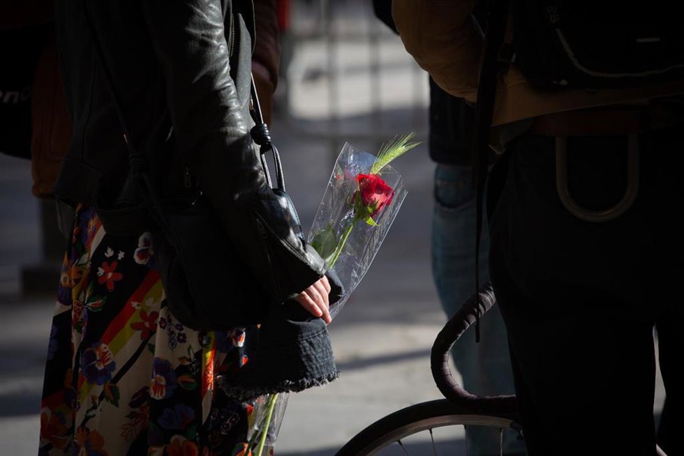 Archivo - Una mujer con una rosa en la Plaza Real de Barcelona en el día de Sant Jordi