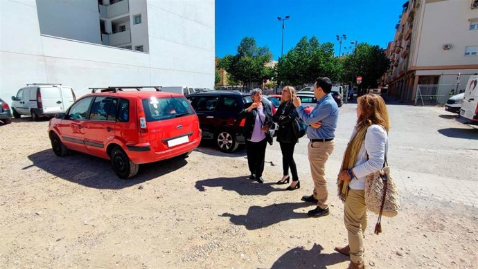 La candidata del PP a la Alcaldía de Granada, Marifrán Carazo, en su visita a Santa Adela.