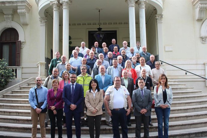 Foto de familia tras la entrega de la subdelegada del Gobierno en Granada, Inmaculada López Calahorro, de diplomas  a nueve radioaficionados de la provincia de Granada de la Red Nacional de Radio de Emergencia (Remer).
